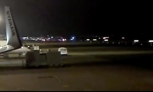 (VIDEO) UZBUNA U VARŠAVI: Avion prinudno sleteo, zatvoren aerodrom!